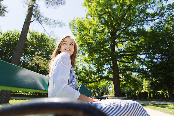 포토 JPG 주간 서양인 외국인 나무 식물 해외풍경 해외 라이프스타일 공원 여자 벤치 휴식 한명 사람 앉기 20대 성인 야외 일상 자유 폴란드 바르샤바 와지엔키공원 여자만 여자한명만 성인여자만 청년만 청년여자만 성인한명만 청년여자한명만 성인여자한명만 성인만 국내포토 자연요소 1 공공시설 유럽 컨셉 의자 모션 인종 풍경 청년 라이프 생활 파일형식