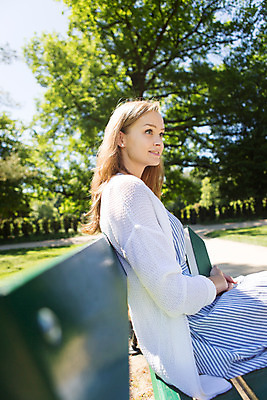 포토 JPG 주간 서양인 외국인 나무 식물 해외풍경 해외 라이프스타일 공원 여자 벤치 휴식 한명 사람 앉기 20대 성인 야외 일상 자유 폴란드 바르샤바 와지엔키공원 여자만 여자한명만 성인여자만 청년만 청년여자만 성인한명만 청년여자한명만 성인여자한명만 성인만 국내포토 자연요소 1 공공시설 유럽 컨셉 의자 모션 인종 풍경 청년 라이프 생활 파일형식