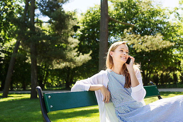 포토 JPG 주간 서양인 외국인 나무 식물 해외풍경 해외 라이프스타일 공원 여자 벤치 휴식 한명 사람 앉기 20대 성인 야외 일상 스마트폰 자유 통화 폴란드 바르샤바 와지엔키공원 여자만 여자한명만 성인여자만 청년만 청년여자만 성인한명만 청년여자한명만 성인여자한명만 성인만 국내포토 자연요소 1 공공시설 유럽 컨셉 의자 모션 인종 풍경 청년 라이프 생활 핸드폰 스마트기기 파일형식