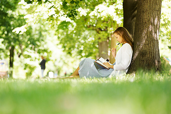 포토 JPG 주간 서양인 외국인 나무 식물 해외풍경 해외 라이프스타일 공원 여자 휴식 한명 사람 앉기 20대 성인 야외 일상 펜 다이어리 기댐 자유 폴란드 바르샤바 와지엔키공원 여자만 여자한명만 성인여자만 청년만 청년여자만 성인한명만 청년여자한명만 성인여자한명만 성인만 국내포토 자연요소 1 공공시설 유럽 컨셉 모션 인종 풍경 청년 라이프 생활 필기구 사무용품 파일형식