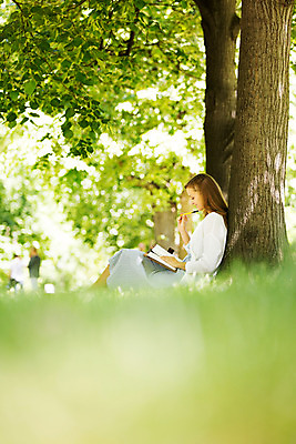 포토 JPG 주간 서양인 외국인 나무 식물 해외풍경 해외 라이프스타일 공원 여자 휴식 한명 사람 20대 성인 야외 일상 펜 다이어리 기댐 자유 폴란드 바르샤바 와지엔키공원 여자만 여자한명만 성인여자만 청년만 청년여자만 성인한명만 청년여자한명만 성인여자한명만 성인만 국내포토 자연요소 1 공공시설 유럽 컨셉 모션 인종 풍경 청년 라이프 생활 필기구 사무용품 파일형식