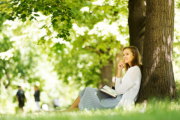 포토 JPG 주간 서양인 외국인 나무 식물 해외풍경 해외 라이프스타일 공원 여자 휴식 한명 사람 20대 성인 야외 일상 펜 다이어리 기댐 자유 폴란드 바르샤바 와지엔키공원 여자만 여자한명만 성인여자만 청년만 청년여자만 성인한명만 청년여자한명만 성인여자한명만 성인만 국내포토 자연요소 1 공공시설 유럽 컨셉 모션 인종 풍경 청년 라이프 생활 필기구 사무용품 파일형식