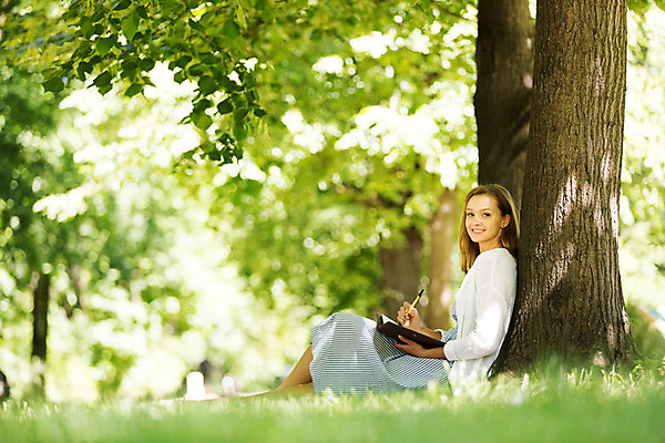 포토 JPG 주간 서양인 외국인 나무 식물 해외풍경 해외 라이프스타일 공원 여자 휴식 한명 사람 20대 성인 야외 일상 펜 다이어리 기댐 자유 폴란드 바르샤바 와지엔키공원 여자만 여자한명만 성인여자만 청년만 청년여자만 성인한명만 청년여자한명만 성인여자한명만 성인만 국내포토 자연요소 1 공공시설 유럽 컨셉 모션 인종 풍경 청년 라이프 생활 필기구 사무용품 파일형식