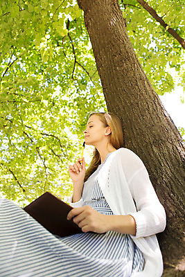 포토 JPG 주간 서양인 외국인 나무 식물 해외풍경 해외 라이프스타일 공원 여자 휴식 한명 사람 20대 성인 야외 일상 펜 다이어리 기댐 자유 폴란드 바르샤바 와지엔키공원 여자만 여자한명만 성인여자만 청년만 청년여자만 성인한명만 청년여자한명만 성인여자한명만 성인만 국내포토 자연요소 1 공공시설 유럽 컨셉 모션 인종 풍경 청년 라이프 생활 필기구 사무용품 파일형식