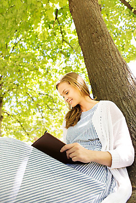 포토 JPG 주간 서양인 외국인 나무 식물 해외풍경 해외 라이프스타일 공원 여자 휴식 한명 사람 20대 성인 야외 일상 다이어리 기댐 자유 폴란드 바르샤바 와지엔키공원 여자만 여자한명만 성인여자만 청년만 청년여자만 성인한명만 청년여자한명만 성인여자한명만 성인만 국내포토 자연요소 1 공공시설 유럽 컨셉 모션 인종 풍경 청년 라이프 생활 사무용품 파일형식