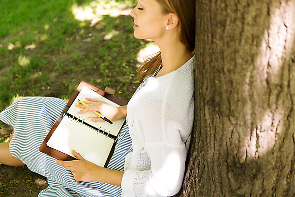 포토 JPG 주간 서양인 외국인 나무 식물 해외풍경 해외 라이프스타일 공원 여자 휴식 한명 사람 20대 성인 야외 일상 펜 눈감음 다이어리 기댐 자유 폴란드 바르샤바 와지엔키공원 여자만 여자한명만 성인여자만 청년만 청년여자만 성인한명만 청년여자한명만 성인여자한명만 성인만 국내포토 자연요소 1 공공시설 유럽 컨셉 모션 인종 풍경 청년 라이프 생활 필기구 사무용품 파일형식