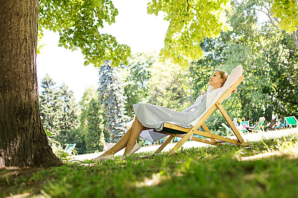 포토 JPG 주간 전신 서양인 외국인 나무 식물 해외풍경 해외 라이프스타일 공원 여자 휴식 한명 사람 앉기 20대 성인 야외 일상 자유 폴란드 야외의자 바르샤바 와지엔키공원 여자만 여자한명만 성인여자만 청년만 청년여자만 성인한명만 청년여자한명만 성인여자한명만 성인만 국내포토 자연요소 1 공공시설 유럽 컨셉 의자 모션 인종 풍경 청년 라이프 생활 파일형식