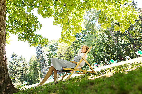 포토 JPG 주간 전신 서양인 외국인 나무 식물 해외풍경 해외 라이프스타일 공원 여자 휴식 한명 사람 앉기 20대 성인 야외 일상 자유 폴란드 야외의자 바르샤바 와지엔키공원 여자만 여자한명만 성인여자만 청년만 청년여자만 성인한명만 청년여자한명만 성인여자한명만 성인만 국내포토 자연요소 1 공공시설 유럽 컨셉 의자 모션 인종 풍경 청년 라이프 생활 파일형식