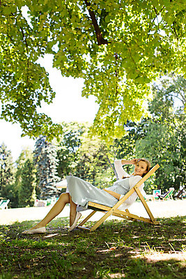 포토 JPG 주간 전신 서양인 외국인 나무 식물 해외풍경 해외 라이프스타일 공원 여자 휴식 한명 사람 앉기 20대 성인 야외 일상 자유 폴란드 야외의자 바르샤바 와지엔키공원 여자만 여자한명만 성인여자만 청년만 청년여자만 성인한명만 청년여자한명만 성인여자한명만 성인만 국내포토 자연요소 1 공공시설 유럽 컨셉 의자 모션 인종 풍경 청년 라이프 생활 파일형식