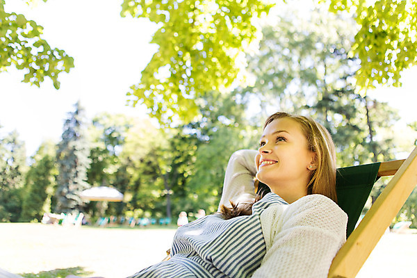 포토 JPG 주간 서양인 외국인 나무 식물 해외풍경 해외 라이프스타일 공원 여자 휴식 한명 사람 20대 성인 야외 일상 자유 폴란드 야외의자 바르샤바 와지엔키공원 여자만 여자한명만 성인여자만 청년만 청년여자만 성인한명만 청년여자한명만 성인여자한명만 성인만 국내포토 자연요소 1 공공시설 유럽 컨셉 의자 인종 풍경 청년 라이프 생활 파일형식