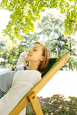 포토 JPG 주간 서양인 외국인 나무 식물 해외풍경 해외 라이프스타일 공원 여자 휴식 한명 사람 20대 성인 야외 일상 눈감음 자유 폴란드 야외의자 바르샤바 와지엔키공원 여자만 여자한명만 성인여자만 청년만 청년여자만 성인한명만 청년여자한명만 성인여자한명만 성인만 국내포토 자연요소 1 공공시설 유럽 컨셉 의자 모션 인종 풍경 청년 라이프 생활 파일형식