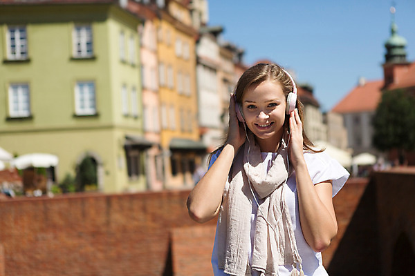 포토 JPG 주간 서양인 외국인 해외풍경 해외 라이프스타일 여자 거리 한명 사람 20대 성인 야외 일상 헤드셋 음악감상 자유 폴란드 구시가지 바르샤바 여자만 여자한명만 성인여자만 청년만 청년여자만 성인한명만 청년여자한명만 성인여자한명만 성인만 국내포토 자연요소 1 유럽 음향기기 컨셉 인종 풍경 청년 라이프 생활 헤드폰 감상 파일형식