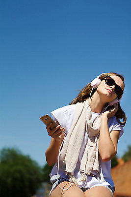 포토 JPG 주간 서양인 외국인 해외풍경 해외 라이프스타일 여자 거리 한명 사람 20대 성인 야외 일상 선글라스 헤드폰 음악감상 자유 광장 폴란드 구시가지 바르샤바 잠코비광장 여자만 여자한명만 성인여자만 청년만 청년여자만 성인한명만 청년여자한명만 성인여자한명만 성인만 국내포토 자연요소 1 유럽 안경 음향기기 컨셉 인종 풍경 청년 라이프 생활 감상 파일형식