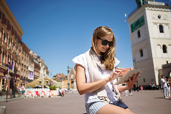 포토 JPG 주간 서양인 외국인 해외풍경 해외 라이프스타일 여자 거리 한명 사람 20대 성인 야외 일상 태블릿 선글라스 자유 광장 폴란드 구시가지 바르샤바 잠코비광장 여자만 여자한명만 성인여자만 청년만 청년여자만 성인한명만 청년여자한명만 성인여자한명만 성인만 국내포토 자연요소 1 유럽 안경 컨셉 인종 풍경 청년 라이프 생활 전자제품 스마트기기 파일형식