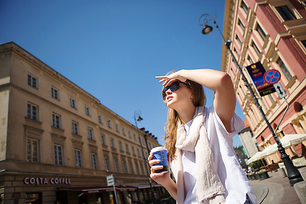 포토 JPG 주간 서양인 외국인 해외풍경 해외 라이프스타일 여자 커피 거리 한명 사람 20대 성인 야외 일상 선글라스 자유 종이컵 광장 폴란드 구시가지 바르샤바 잠코비광장 여자만 여자한명만 성인여자만 청년만 청년여자만 성인한명만 청년여자한명만 성인여자한명만 성인만 국내포토 자연요소 1 유럽 안경 음료 컨셉 인종 풍경 청년 라이프 생활 컵 일회용 파일형식