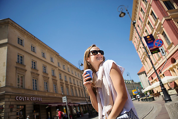 포토 JPG 주간 서양인 외국인 해외풍경 해외 라이프스타일 여자 커피 거리 한명 사람 20대 성인 야외 일상 선글라스 자유 종이컵 광장 폴란드 구시가지 바르샤바 잠코비광장 여자만 여자한명만 성인여자만 청년만 청년여자만 성인한명만 청년여자한명만 성인여자한명만 성인만 국내포토 자연요소 1 유럽 안경 음료 컨셉 인종 풍경 청년 라이프 생활 컵 일회용 파일형식