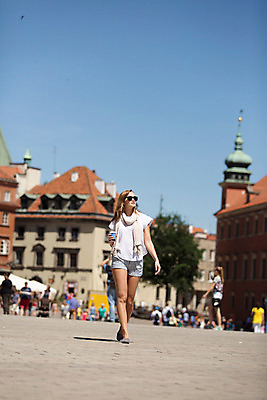포토 JPG 주간 서양인 외국인 해외풍경 해외 라이프스타일 여자 커피 한명 사람 20대 성인 야외 일상 선글라스 걷기 자유 종이컵 광장 폴란드 구시가지 바르샤바 잠코비광장 여자만 여자한명만 성인여자만 청년만 청년여자만 성인한명만 청년여자한명만 성인여자한명만 성인만 국내포토 자연요소 1 유럽 안경 음료 컨셉 모션 인종 풍경 청년 라이프 생활 컵 일회용 파일형식