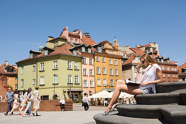 포토 JPG 주간 서양인 외국인 해외풍경 해외 라이프스타일 여자 한명 사람 앉기 20대 성인 야외 일상 계단 다이어리 자유 광장 폴란드 구시가지 바르샤바 잠코비광장 여자만 여자한명만 성인여자만 청년만 청년여자만 성인한명만 청년여자한명만 성인여자한명만 성인만 국내포토 자연요소 1 유럽 컨셉 모션 인종 풍경 청년 라이프 생활 사무용품 파일형식