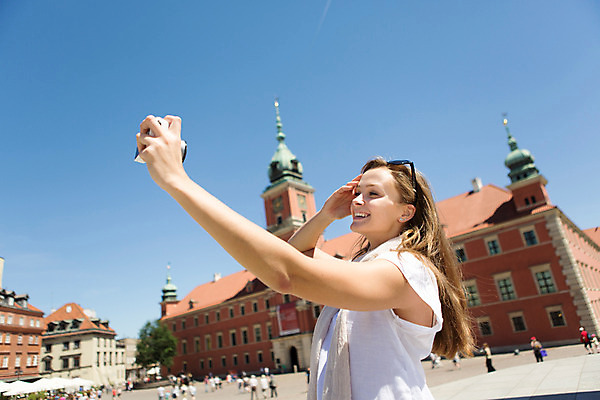 포토 JPG 주간 서양인 외국인 해외풍경 해외 라이프스타일 여자 한명 사람 20대 성인 야외 일상 카메라 자유 셀프카메라 광장 폴란드 구시가지 바르샤바 잠코비광장 여자만 여자한명만 성인여자만 청년만 청년여자만 성인한명만 청년여자한명만 성인여자한명만 성인만 국내포토 자연요소 1 유럽 컨셉 인종 풍경 청년 라이프 생활 전자제품 사진촬영 파일형식