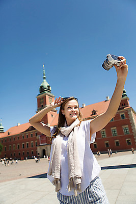 포토 JPG 주간 서양인 외국인 해외풍경 해외 라이프스타일 여자 한명 사람 20대 성인 야외 일상 카메라 자유 셀프카메라 광장 폴란드 구시가지 바르샤바 잠코비광장 여자만 여자한명만 성인여자만 청년만 청년여자만 성인한명만 청년여자한명만 성인여자한명만 성인만 국내포토 자연요소 1 유럽 컨셉 인종 풍경 청년 라이프 생활 전자제품 사진촬영 파일형식