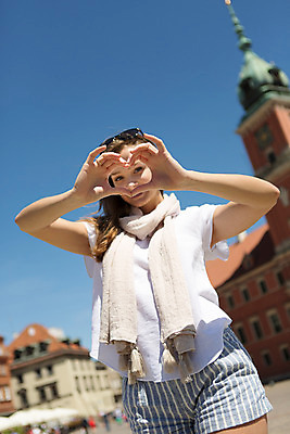 포토 JPG 주간 서양인 외국인 해외풍경 해외 라이프스타일 여자 한명 사람 손짓 20대 성인 야외 일상 자유 하트 폴란드 구시가지 바르샤바 여자만 여자한명만 성인여자만 청년만 청년여자만 성인한명만 청년여자한명만 성인여자한명만 성인만 국내포토 자연요소 모양 1 유럽 컨셉 모션 인종 풍경 청년 라이프 생활 파일형식
