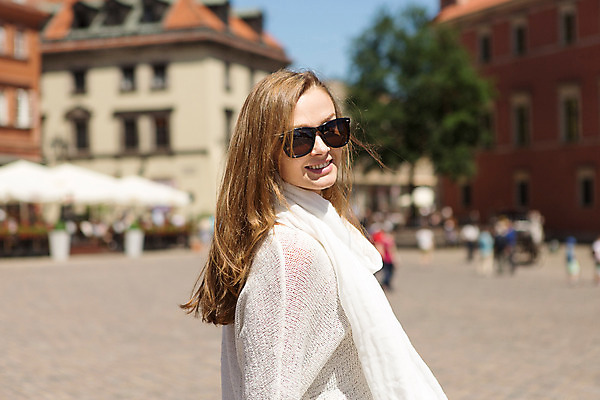 포토 JPG 주간 서양인 외국인 해외풍경 해외 라이프스타일 여자 한명 사람 20대 성인 야외 일상 선글라스 자유 광장 폴란드 구시가지 바르샤바 잠코비광장 여자만 여자한명만 성인여자만 청년만 청년여자만 성인한명만 청년여자한명만 성인여자한명만 성인만 국내포토 자연요소 1 유럽 안경 컨셉 인종 풍경 청년 라이프 생활 파일형식