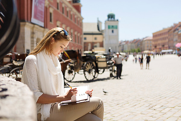 포토 JPG 주간 서양인 외국인 해외풍경 해외 라이프스타일 여자 한명 사람 앉기 20대 성인 야외 일상 다이어리 자유 광장 폴란드 구시가지 바르샤바 잠코비광장 여자만 여자한명만 성인여자만 청년만 청년여자만 성인한명만 청년여자한명만 성인여자한명만 성인만 국내포토 자연요소 1 유럽 컨셉 모션 인종 풍경 청년 라이프 생활 사무용품 파일형식