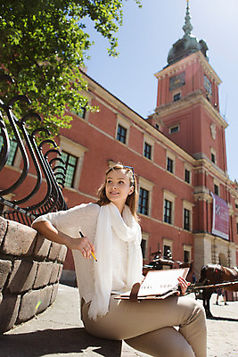 포토 JPG 주간 서양인 외국인 해외풍경 해외 라이프스타일 여자 한명 사람 앉기 20대 성인 야외 일상 다이어리 자유 광장 폴란드 구시가지 바르샤바 잠코비광장 여자만 여자한명만 성인여자만 청년만 청년여자만 성인한명만 청년여자한명만 성인여자한명만 성인만 국내포토 자연요소 1 유럽 컨셉 모션 인종 풍경 청년 라이프 생활 사무용품 파일형식