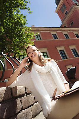 포토 JPG 주간 서양인 외국인 해외풍경 해외 라이프스타일 여자 한명 사람 앉기 20대 성인 야외 일상 스마트폰 다이어리 자유 광장 통화 폴란드 구시가지 바르샤바 잠코비광장 여자만 여자한명만 성인여자만 청년만 청년여자만 성인한명만 청년여자한명만 성인여자한명만 성인만 국내포토 자연요소 1 유럽 컨셉 모션 인종 풍경 청년 라이프 생활 핸드폰 스마트기기 사무용품 파일형식