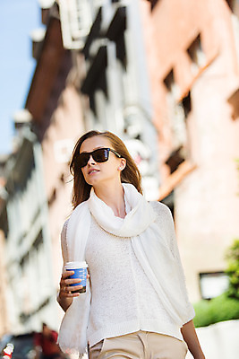 포토 JPG 주간 서양인 외국인 해외풍경 해외 라이프스타일 여자 커피 거리 한명 사람 20대 성인 야외 일상 선글라스 자유 종이컵 폴란드 구시가지 바르샤바 여자만 여자한명만 성인여자만 청년만 청년여자만 성인한명만 청년여자한명만 성인여자한명만 성인만 국내포토 자연요소 1 유럽 안경 음료 컨셉 인종 풍경 청년 라이프 생활 컵 일회용 파일형식