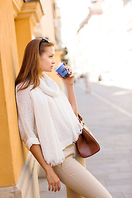 포토 JPG 주간 서양인 외국인 해외풍경 해외 라이프스타일 여자 커피 가방 거리 한명 사람 20대 성인 야외 일상 선글라스 기댐 자유 골목길 종이컵 폴란드 구시가지 바르샤바 여자만 여자한명만 성인여자만 청년만 청년여자만 성인한명만 청년여자한명만 성인여자한명만 성인만 국내포토 자연요소 1 잡화 유럽 안경 길 음료 컨셉 모션 인종 풍경 청년 라이프 생활 컵 일회용 파일형식