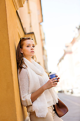 포토 JPG 주간 서양인 외국인 해외풍경 해외 라이프스타일 여자 커피 가방 거리 한명 사람 20대 성인 야외 일상 선글라스 자유 골목길 종이컵 폴란드 구시가지 바르샤바 여자만 여자한명만 성인여자만 청년만 청년여자만 성인한명만 청년여자한명만 성인여자한명만 성인만 국내포토 자연요소 1 잡화 유럽 안경 길 음료 컨셉 인종 풍경 청년 라이프 생활 컵 일회용 파일형식