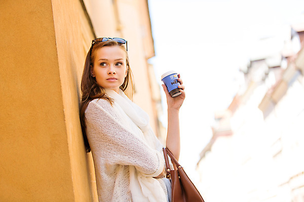 포토 JPG 주간 서양인 외국인 해외풍경 해외 라이프스타일 여자 커피 가방 거리 한명 사람 20대 성인 야외 일상 선글라스 기댐 자유 골목길 종이컵 폴란드 구시가지 바르샤바 여자만 여자한명만 성인여자만 청년만 청년여자만 성인한명만 청년여자한명만 성인여자한명만 성인만 국내포토 자연요소 1 잡화 유럽 안경 길 음료 컨셉 모션 인종 풍경 청년 라이프 생활 컵 일회용 파일형식