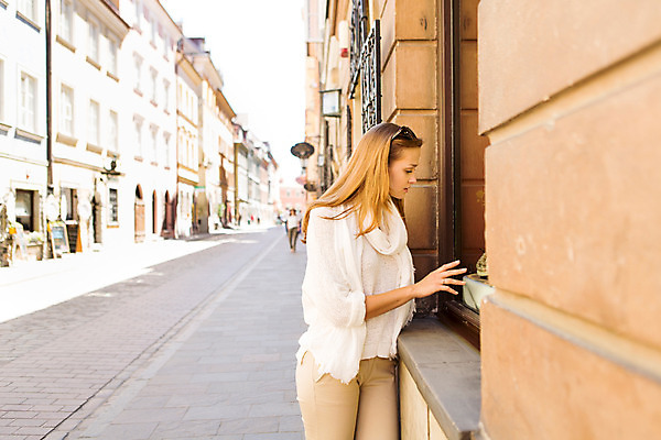 포토 JPG 주간 서양인 외국인 해외풍경 해외 라이프스타일 여자 한명 사람 20대 성인 야외 일상 상점 자유 사치 쇼윈도 구경 즐거움 폴란드 구시가지 바르샤바 여자만 여자한명만 성인여자만 청년만 청년여자만 성인한명만 청년여자한명만 성인여자한명만 성인만 국내포토 자연요소 1 감정 유럽 컨셉 인종 풍경 청년 라이프 생활 전시 파일형식