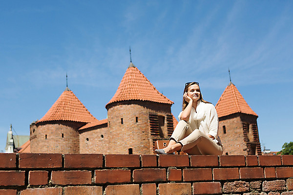 포토 JPG 주간 전신 서양인 외국인 해외풍경 해외 라이프스타일 여자 휴식 돌담 한명 사람 앉기 20대 성인 야외 일상 자유 성벽 벽돌담 폴란드 구시가지 바르비칸성벽 바르샤바 여자만 여자한명만 성인여자만 청년만 청년여자만 성인한명만 청년여자한명만 성인여자한명만 성인만 국내포토 자연요소 1 유럽 컨셉 모션 벽돌 인종 풍경 청년 라이프 생활 담장 돌_바위 파일형식