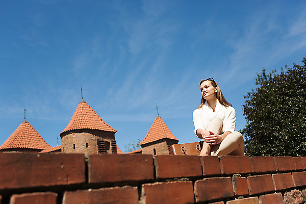 포토 JPG 주간 서양인 외국인 해외풍경 해외 라이프스타일 여자 휴식 돌담 한명 사람 앉기 20대 성인 야외 일상 자유 성벽 벽돌담 폴란드 구시가지 바르비칸성벽 바르샤바 여자만 여자한명만 성인여자만 청년만 청년여자만 성인한명만 청년여자한명만 성인여자한명만 성인만 국내포토 자연요소 1 유럽 컨셉 모션 벽돌 인종 풍경 청년 라이프 생활 담장 돌_바위 파일형식