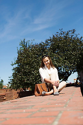 포토 JPG 주간 전신 서양인 외국인 해외풍경 해외 라이프스타일 여자 가방 휴식 돌담 한명 사람 앉기 20대 성인 야외 일상 자유 벽돌담 폴란드 구시가지 바르샤바 여자만 여자한명만 성인여자만 청년만 청년여자만 성인한명만 청년여자한명만 성인여자한명만 성인만 국내포토 자연요소 1 잡화 유럽 컨셉 모션 벽돌 인종 풍경 청년 라이프 생활 담장 돌_바위 파일형식