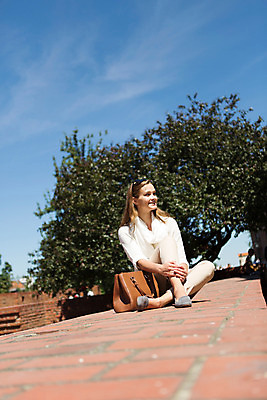 포토 JPG 주간 전신 서양인 외국인 해외풍경 해외 라이프스타일 여자 가방 휴식 돌담 한명 사람 앉기 20대 성인 야외 일상 자유 벽돌담 폴란드 구시가지 바르샤바 여자만 여자한명만 성인여자만 청년만 청년여자만 성인한명만 청년여자한명만 성인여자한명만 성인만 국내포토 자연요소 1 잡화 유럽 컨셉 모션 벽돌 인종 풍경 청년 라이프 생활 담장 돌_바위 파일형식