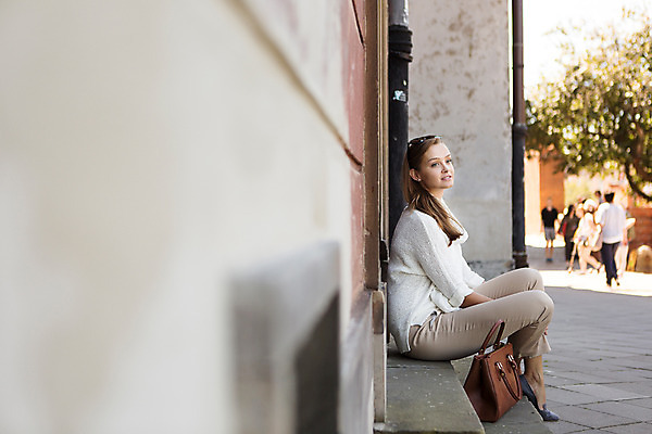 포토 JPG 주간 서양인 외국인 해외풍경 해외 라이프스타일 여자 휴식 한명 사람 앉기 20대 성인 야외 일상 문 자유 현관문 폴란드 구시가지 바르샤바 여자만 여자한명만 성인여자만 청년만 청년여자만 성인한명만 청년여자한명만 성인여자한명만 성인만 국내포토 자연요소 1 유럽 컨셉 모션 인종 풍경 청년 라이프 생활 파일형식