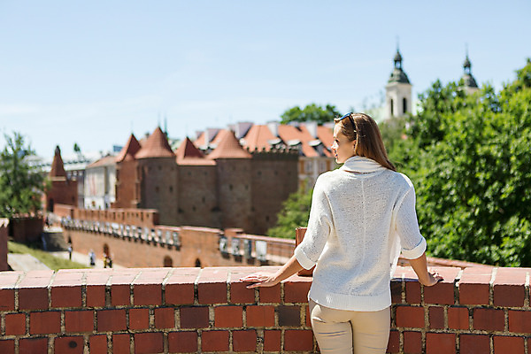 포토 JPG 주간 서양인 외국인 해외풍경 해외 라이프스타일 여자 휴식 돌담 한명 사람 20대 성인 야외 일상 자유 벽돌담 폴란드 구시가지 바르샤바 여자만 여자한명만 성인여자만 청년만 청년여자만 성인한명만 청년여자한명만 성인여자한명만 성인만 국내포토 자연요소 1 유럽 컨셉 벽돌 인종 풍경 청년 라이프 생활 담장 돌_바위 파일형식