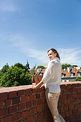 포토 JPG 주간 서양인 외국인 해외풍경 해외 라이프스타일 여자 휴식 돌담 한명 서기 사람 20대 성인 야외 일상 자유 벽돌담 폴란드 구시가지 바르샤바 여자만 여자한명만 성인여자만 청년만 청년여자만 성인한명만 청년여자한명만 성인여자한명만 성인만 국내포토 자연요소 1 유럽 컨셉 모션 벽돌 인종 풍경 청년 라이프 생활 담장 돌_바위 파일형식