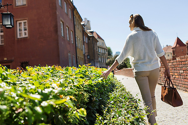 포토 JPG 주간 서양인 외국인 나무 식물 해외풍경 해외 라이프스타일 여자 가방 거리 한명 사람 20대 성인 야외 건물 일상 뒷모습 걷기 마을 자유 폴란드 구시가지 바르샤바 여자만 여자한명만 성인여자만 청년만 청년여자만 성인한명만 청년여자한명만 성인여자한명만 성인만 국내포토 자연요소 1 건축물 잡화 유럽 뷰포인트 컨셉 모션 인종 풍경 청년 라이프 생활 파일형식
