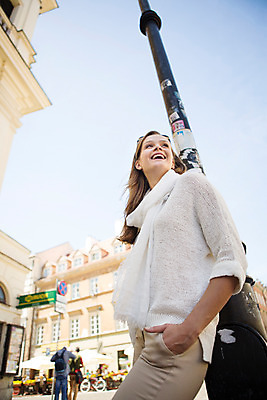 포토 JPG 주간 서양인 외국인 해외풍경 해외 라이프스타일 여자 로우앵글 가로등 거리 한명 웃음 사람 20대 성인 야외 일상 자유 폴란드 구시가지 바르샤바 여자만 여자한명만 성인여자만 청년만 청년여자만 성인한명만 청년여자한명만 성인여자한명만 성인만 국내포토 자연요소 1 공공시설 유럽 뷰포인트 컨셉 표정 인종 풍경 청년 라이프 생활 파일형식
