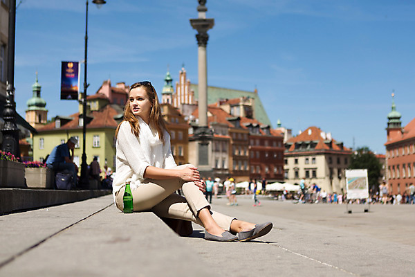 포토 JPG 주간 전신 서양인 외국인 해외풍경 해외 라이프스타일 여자 휴식 한명 사람 앉기 20대 성인 야외 일상 자유 광장 폴란드 구시가지 바르샤바 잠코비광장 여자만 여자한명만 성인여자만 청년만 청년여자만 성인한명만 청년여자한명만 성인여자한명만 성인만 국내포토 자연요소 1 유럽 컨셉 모션 인종 풍경 청년 라이프 생활 파일형식