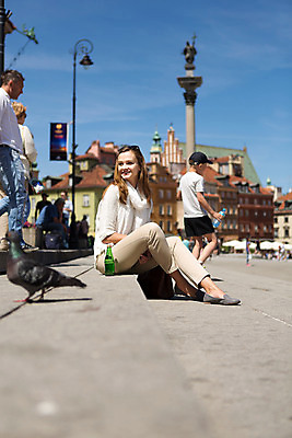 포토 JPG 주간 서양인 외국인 해외풍경 해외 라이프스타일 여자 휴식 사람 앉기 여러명 20대 성인 야외 일상 자유 보행자 광장 폴란드 구시가지 바르샤바 잠코비광장 여자만 성인여자만 청년만 청년여자만 성인만 국내포토 자연요소 유럽 다수 컨셉 모션 인종 풍경 청년 라이프 생활 파일형식