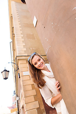 포토 JPG 주간 서양인 외국인 해외풍경 해외 라이프스타일 여자 한명 미소 사람 20대 성인 야외 일상 자유 골목길 폴란드 구시가지 바르샤바 여자만 여자한명만 성인여자만 청년만 청년여자만 성인한명만 청년여자한명만 성인여자한명만 성인만 국내포토 자연요소 1 유럽 길 컨셉 표정 인종 풍경 청년 라이프 생활 파일형식