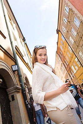 포토 JPG 주간 서양인 외국인 해외풍경 해외 라이프스타일 여자 거리 한명 사람 20대 성인 야외 건물 일상 마을 자유 폴란드 구시가지 바르샤바 여자만 여자한명만 성인여자만 청년만 청년여자만 성인한명만 청년여자한명만 성인여자한명만 성인만 국내포토 자연요소 1 건축물 유럽 컨셉 인종 풍경 청년 라이프 생활 파일형식