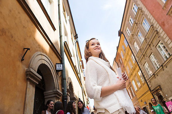 포토 JPG 주간 서양인 외국인 해외풍경 해외 라이프스타일 여자 거리 사람 여러명 20대 성인 야외 건물 일상 마을 자유 보행자 폴란드 구시가지 바르샤바 여자만 성인여자만 청년만 청년여자만 성인만 국내포토 자연요소 건축물 유럽 다수 컨셉 인종 풍경 청년 라이프 생활 파일형식