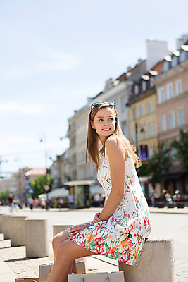 포토 JPG 주간 서양인 외국인 해외풍경 해외 라이프스타일 여자 거리 한명 사람 앉기 20대 성인 야외 일상 쇼핑 쇼핑백 자유 사치 즐거움 폴란드 구시가지 바르샤바 여자만 여자한명만 성인여자만 청년만 청년여자만 성인한명만 청년여자한명만 성인여자한명만 성인만 국내포토 자연요소 1 감정 유럽 컨셉 가방 모션 인종 풍경 청년 라이프 생활 파일형식