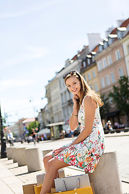 포토 JPG 주간 서양인 외국인 해외풍경 해외 라이프스타일 여자 거리 한명 사람 앉기 20대 성인 야외 일상 쇼핑 쇼핑백 자유 사치 즐거움 폴란드 구시가지 바르샤바 여자만 여자한명만 성인여자만 청년만 청년여자만 성인한명만 청년여자한명만 성인여자한명만 성인만 국내포토 자연요소 1 감정 유럽 컨셉 가방 모션 인종 풍경 청년 라이프 생활 파일형식